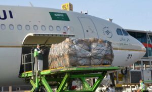 Saudis organise medical aid to be loaded into a plane as Saudi Arabia begins sending field hospitals and medical aid to Lebanon from the King Khalid International Airport in Riyadh, on August 7, 2020. (Photo by FAYEZ NURELDINE / AFP)